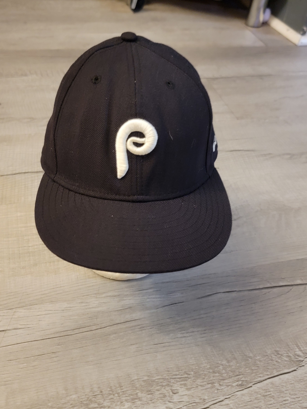 Black Mens Baseball Cap with White 'P' Logo - Unbranded